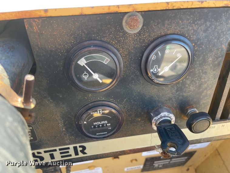 image for item DL5840 1994 Hyster C530A  pneumatic roller