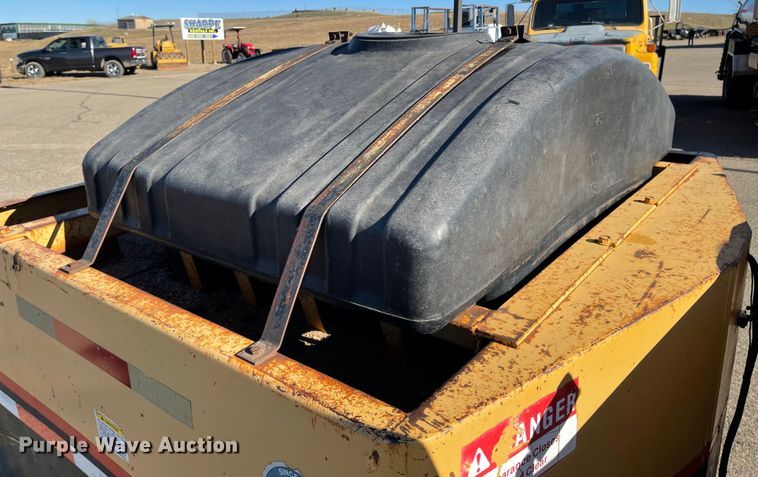 image for item DL5840 1994 Hyster C530A  pneumatic roller