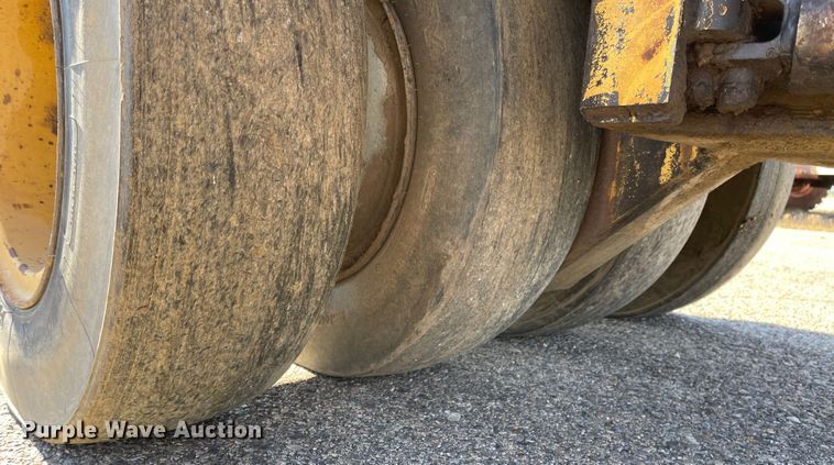 image for item DL5840 1994 Hyster C530A  pneumatic roller