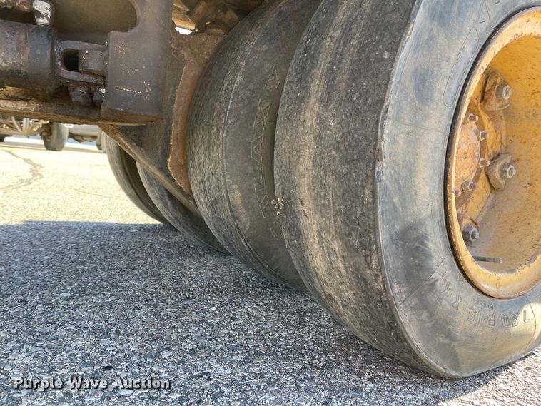 image for item DL5840 1994 Hyster C530A  pneumatic roller