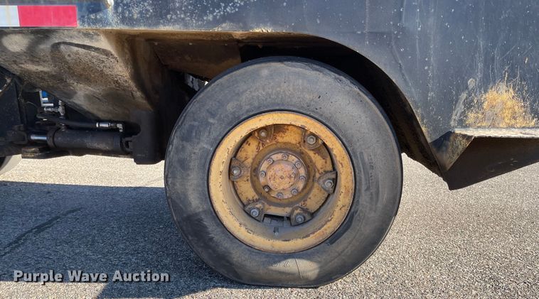 image for item DL5840 1994 Hyster C530A  pneumatic roller