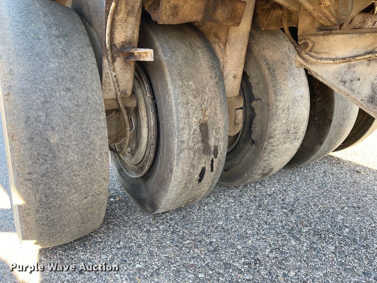 image for item DL5840 1994 Hyster C530A  pneumatic roller