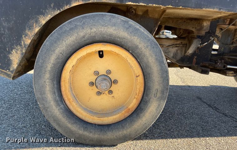 image for item DL5840 1994 Hyster C530A  pneumatic roller