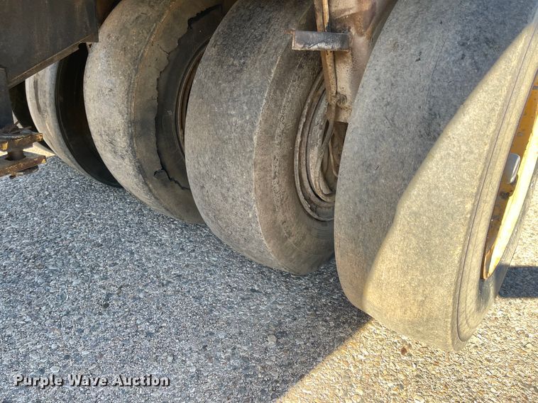 image for item DL5840 1994 Hyster C530A  pneumatic roller