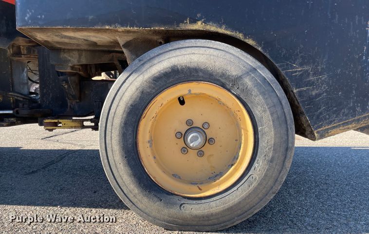 image for item DL5840 1994 Hyster C530A  pneumatic roller