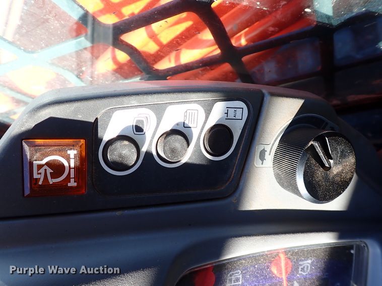 image for item IC9738 2019 Kubota SVL95-2S  tracked skid steer loader