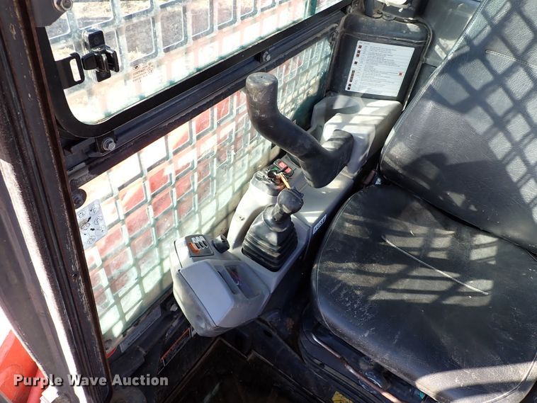 image for item IC9743 2017 Kubota SVL95-2S  tracked skid steer loader