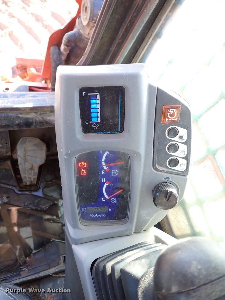 image for item IC9743 2017 Kubota SVL95-2S  tracked skid steer loader