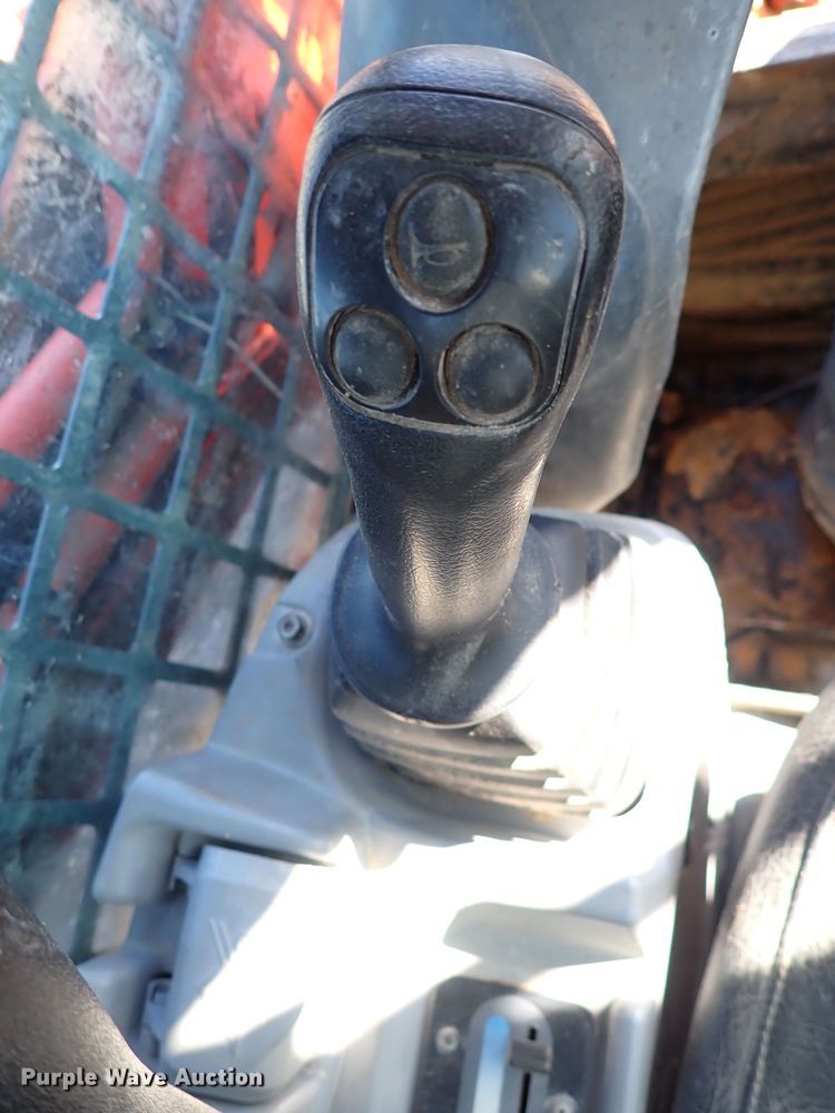 image for item IC9743 2017 Kubota SVL95-2S  tracked skid steer loader