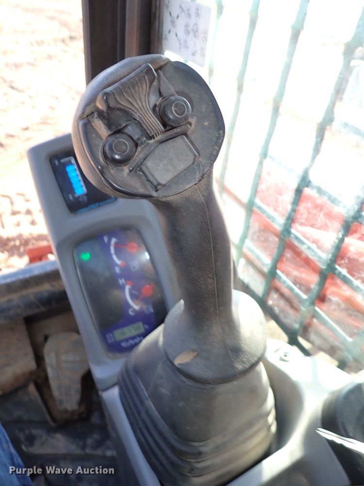 image for item IC9744 2019 Kubota SVL95-2S  tracked skid steer loader