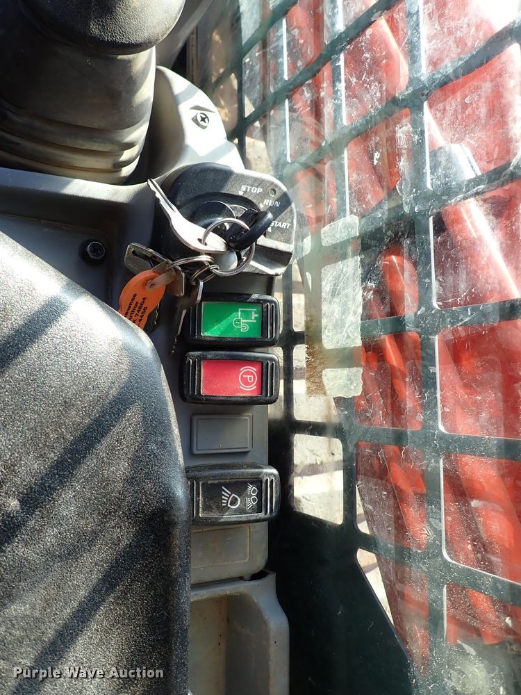 image for item IC9744 2019 Kubota SVL95-2S  tracked skid steer loader