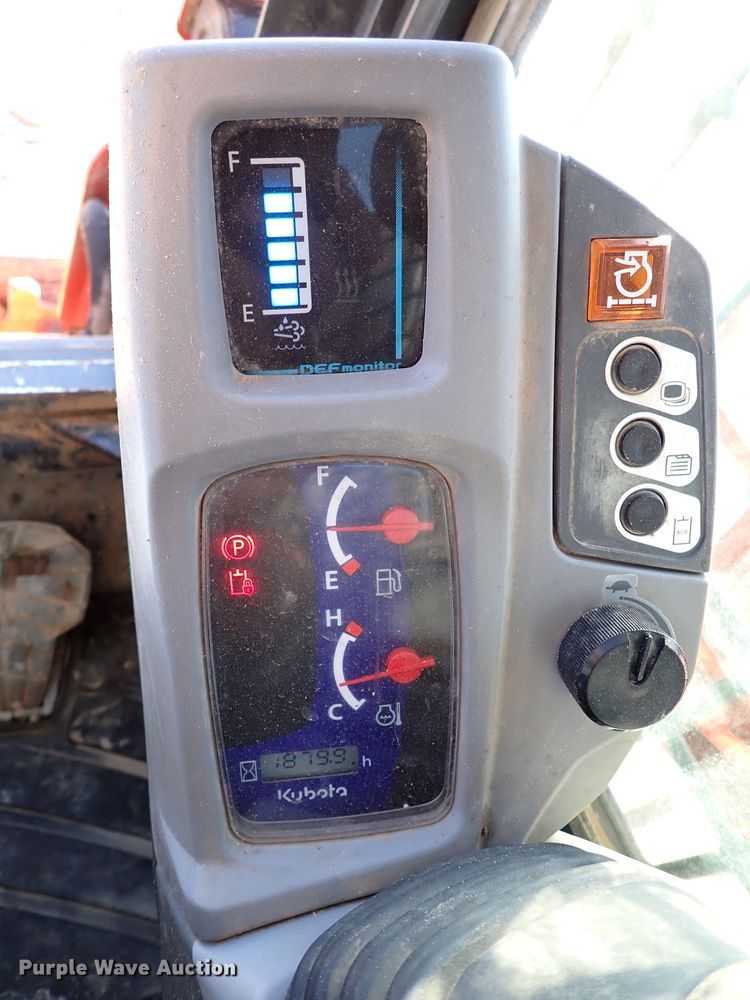 image for item IS9251 2019 Kubota SVL95-2S  tracked skid steer loader