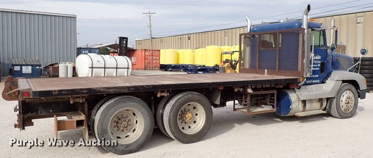 image for item DC4157 1990 Freightliner  flatbed truck