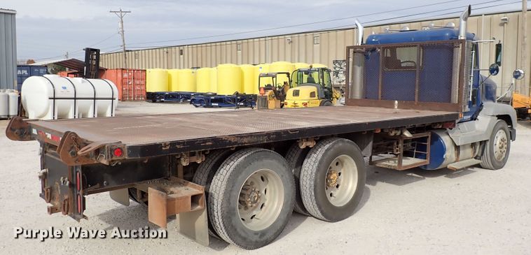 image for item DC4157 1990 Freightliner  flatbed truck