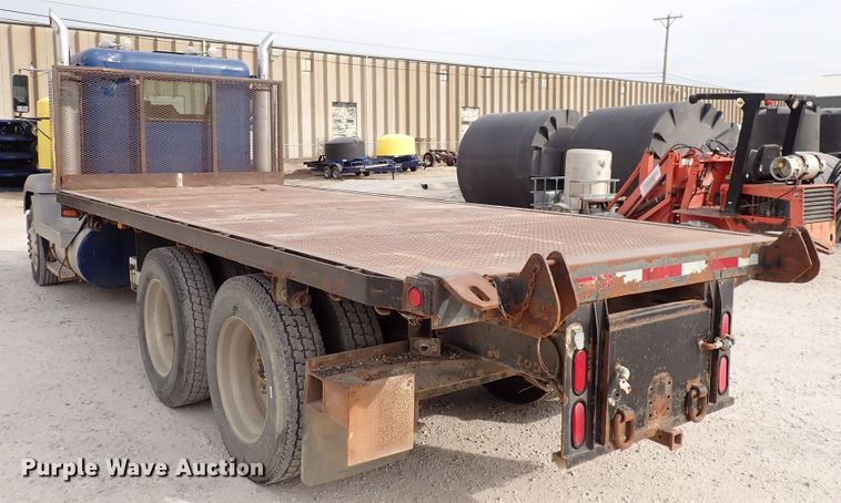 image for item DC4157 1990 Freightliner  flatbed truck