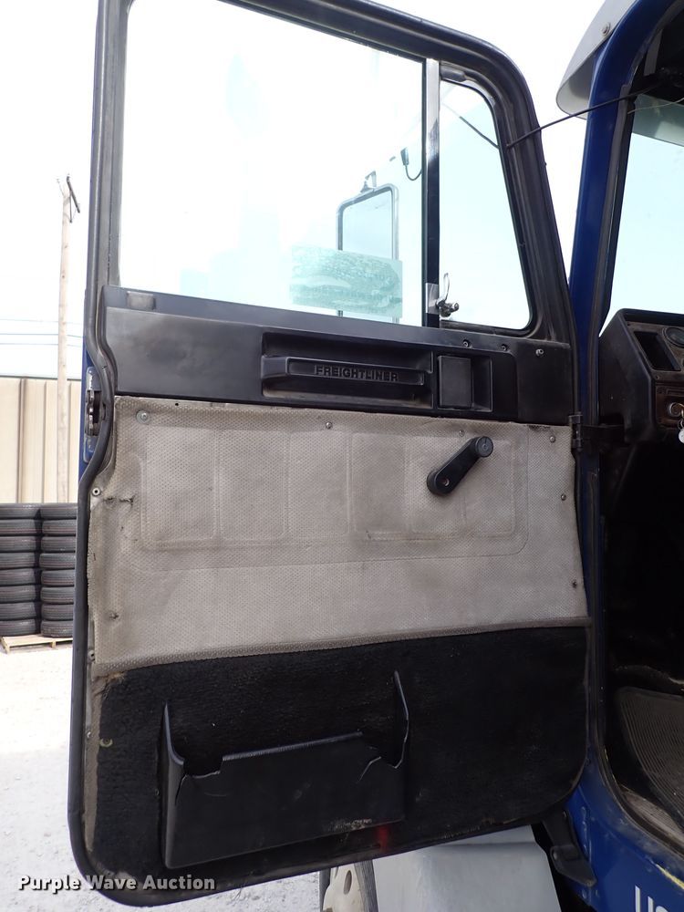 image for item DC4157 1990 Freightliner  flatbed truck