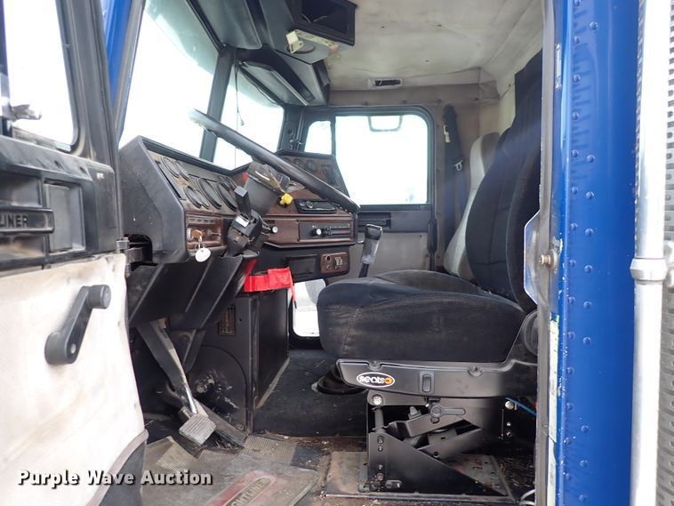 image for item DC4157 1990 Freightliner  flatbed truck