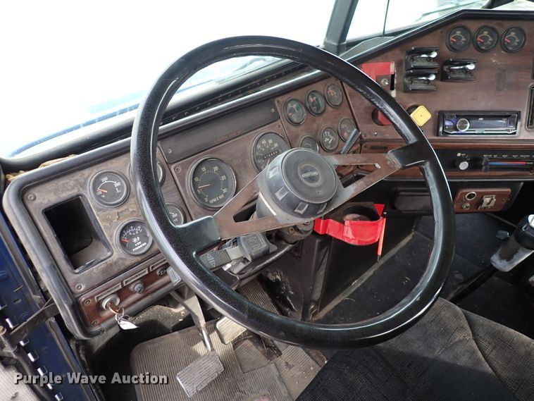 image for item DC4157 1990 Freightliner  flatbed truck