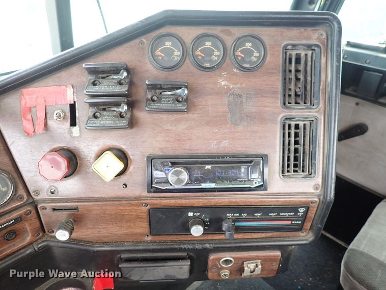 image for item DC4157 1990 Freightliner  flatbed truck