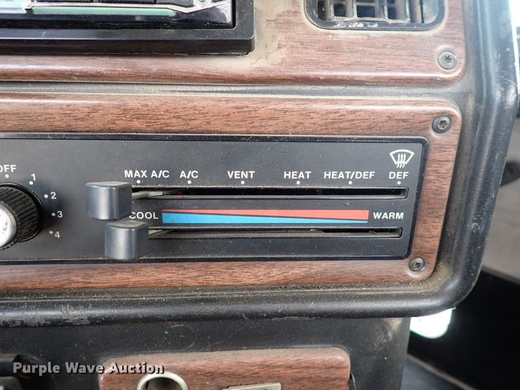 image for item DC4157 1990 Freightliner  flatbed truck