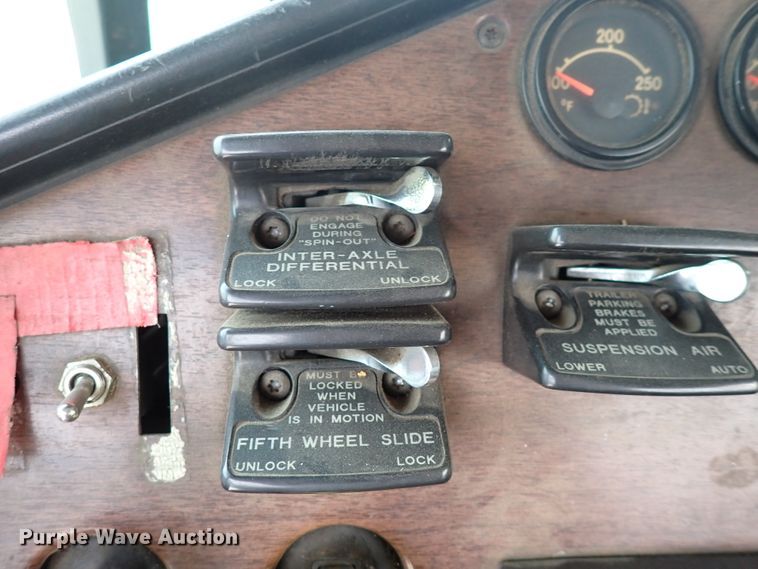 image for item DC4157 1990 Freightliner  flatbed truck