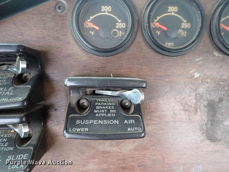 image for item DC4157 1990 Freightliner  flatbed truck