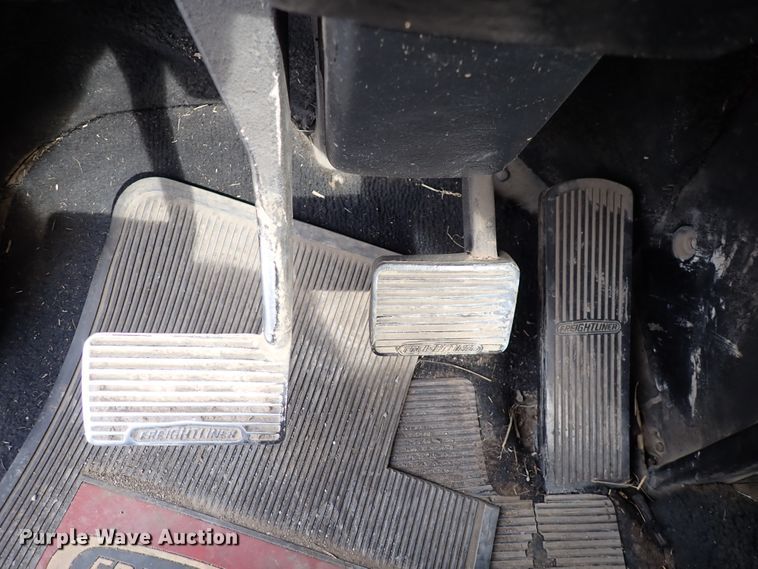 image for item DC4157 1990 Freightliner  flatbed truck