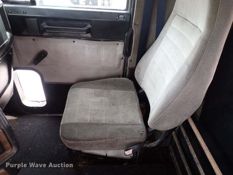 image for item DC4157 1990 Freightliner  flatbed truck