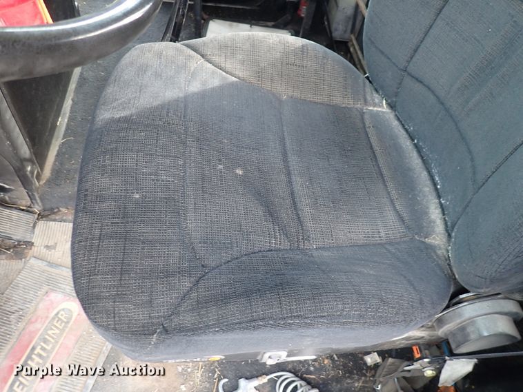 image for item DC4157 1990 Freightliner  flatbed truck