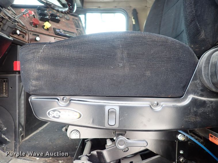 image for item DC4157 1990 Freightliner  flatbed truck