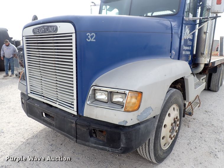 image for item DC4157 1990 Freightliner  flatbed truck