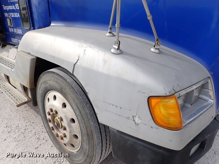 image for item DC4157 1990 Freightliner  flatbed truck