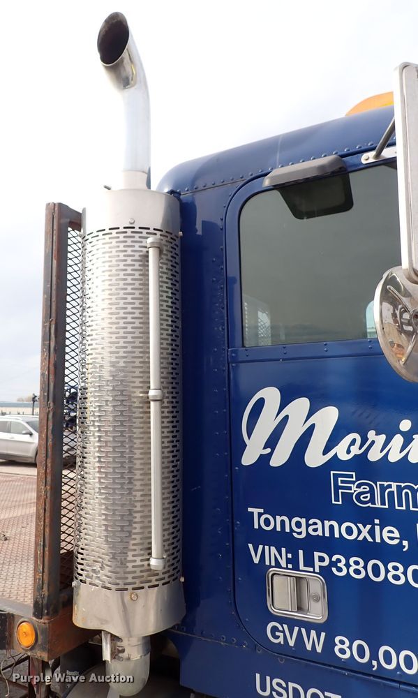 image for item DC4157 1990 Freightliner  flatbed truck