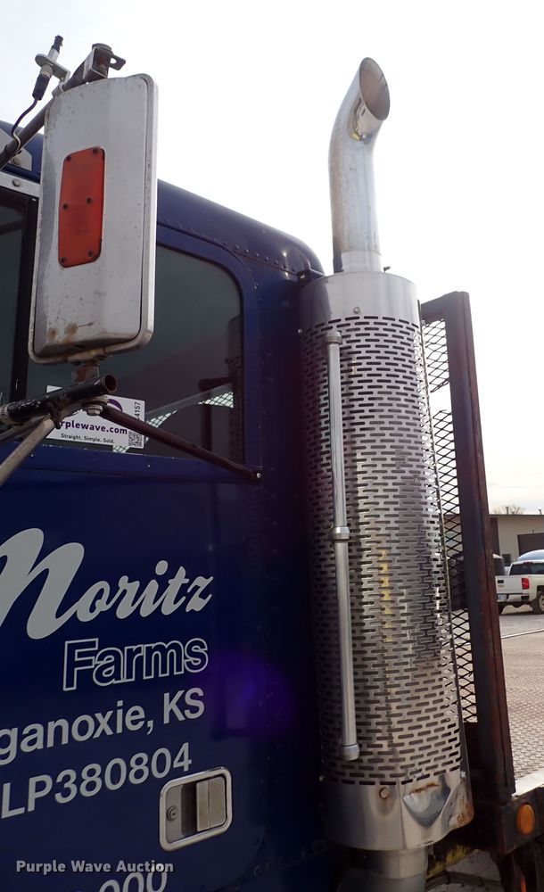 image for item DC4157 1990 Freightliner  flatbed truck