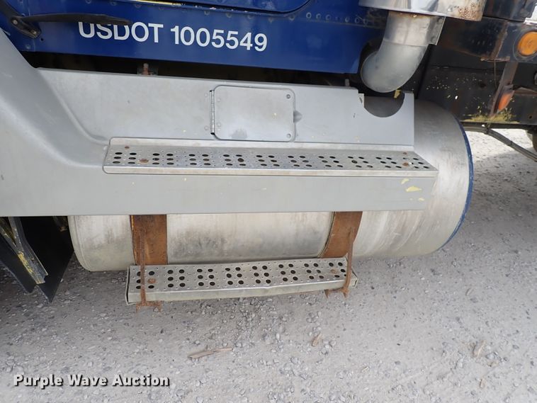 image for item DC4157 1990 Freightliner  flatbed truck