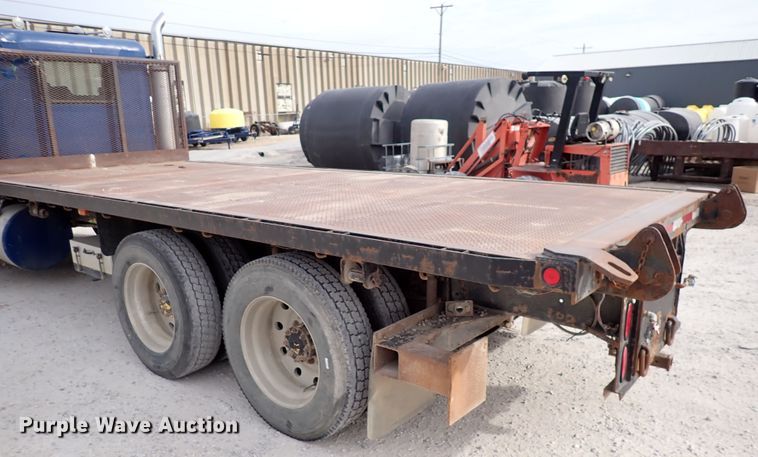 image for item DC4157 1990 Freightliner  flatbed truck