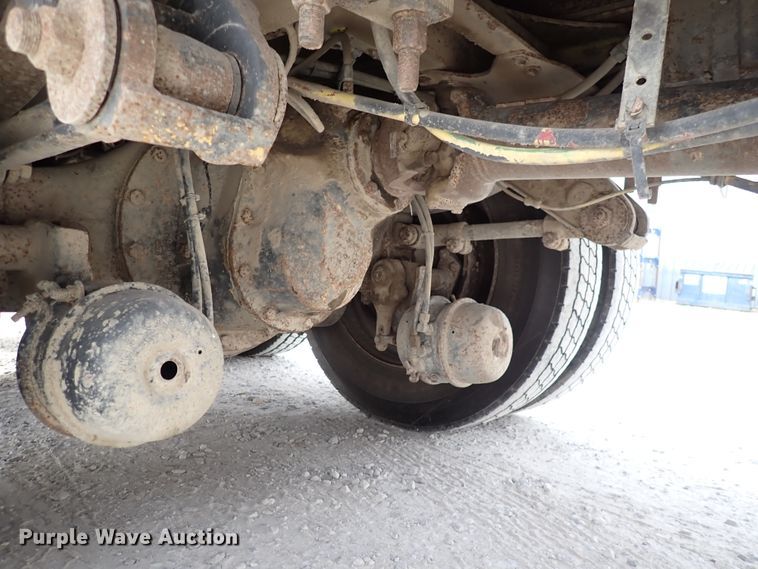 image for item DC4157 1990 Freightliner  flatbed truck