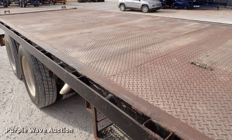 image for item DC4157 1990 Freightliner  flatbed truck