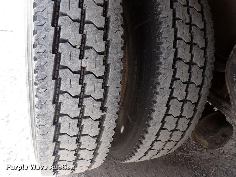 image for item DC4157 1990 Freightliner  flatbed truck