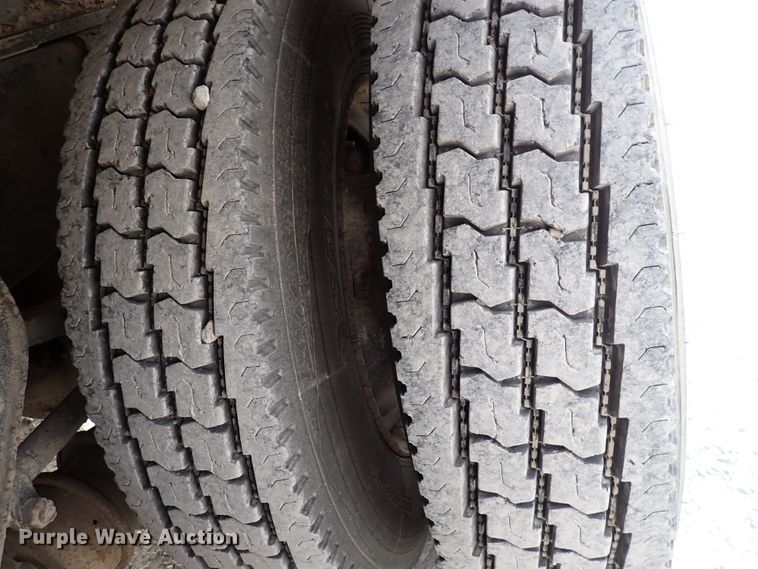 image for item DC4157 1990 Freightliner  flatbed truck