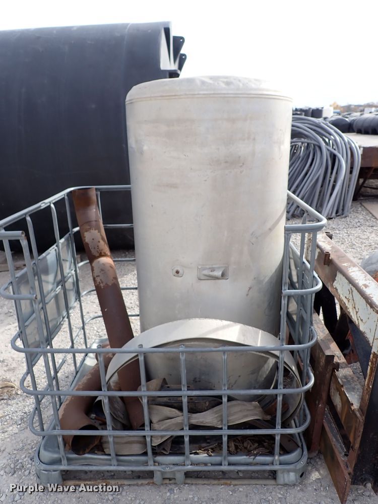 image for item DC4157 1990 Freightliner  flatbed truck