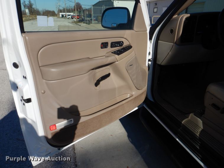 image for item DH8065 2005 Chevrolet Suburban 1500 LT  SUV