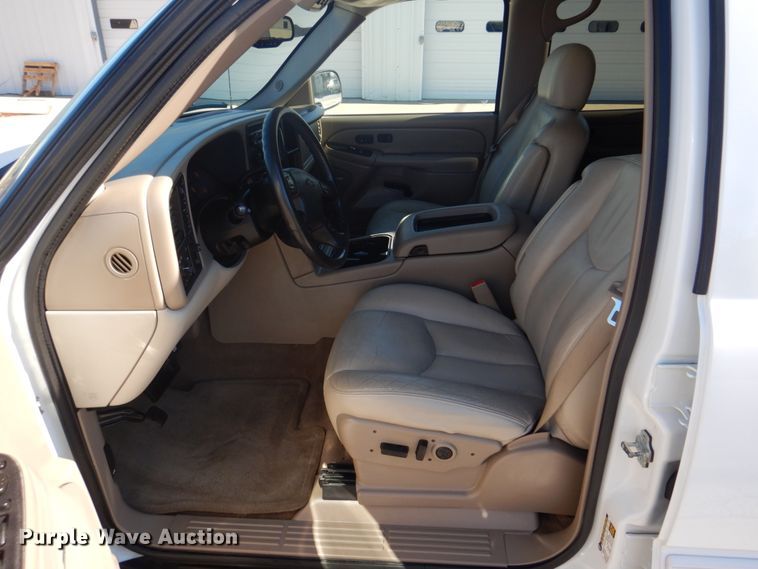 image for item DH8065 2005 Chevrolet Suburban 1500 LT  SUV