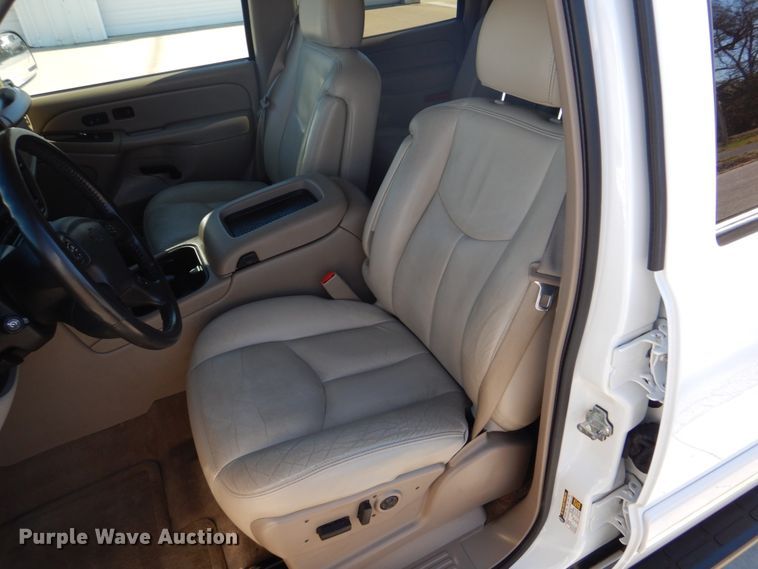 image for item DH8065 2005 Chevrolet Suburban 1500 LT  SUV