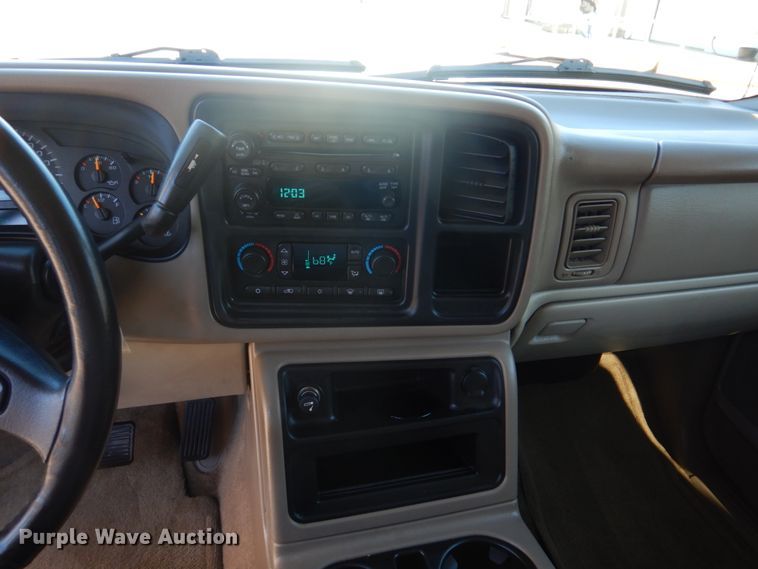 image for item DH8065 2005 Chevrolet Suburban 1500 LT  SUV