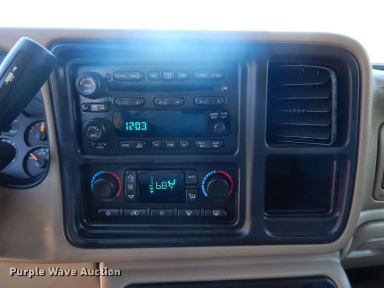 image for item DH8065 2005 Chevrolet Suburban 1500 LT  SUV