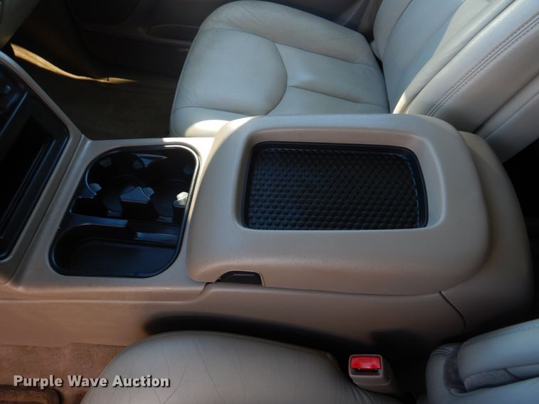 image for item DH8065 2005 Chevrolet Suburban 1500 LT  SUV