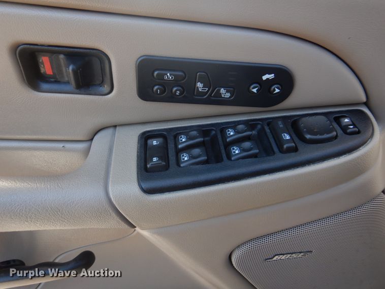 image for item DH8065 2005 Chevrolet Suburban 1500 LT  SUV