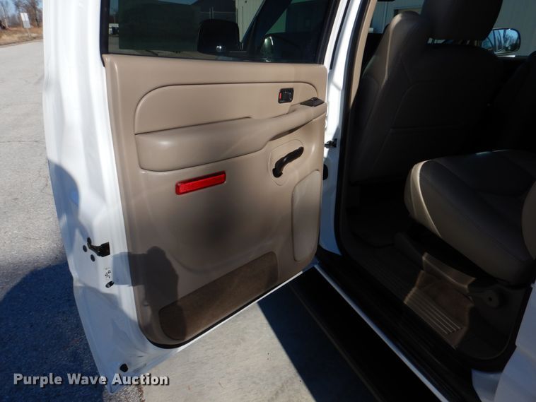 image for item DH8065 2005 Chevrolet Suburban 1500 LT  SUV