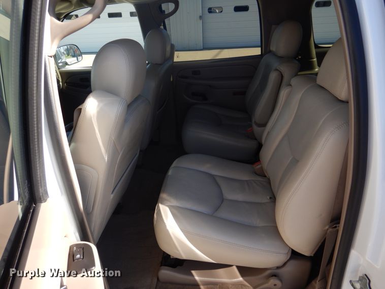 image for item DH8065 2005 Chevrolet Suburban 1500 LT  SUV